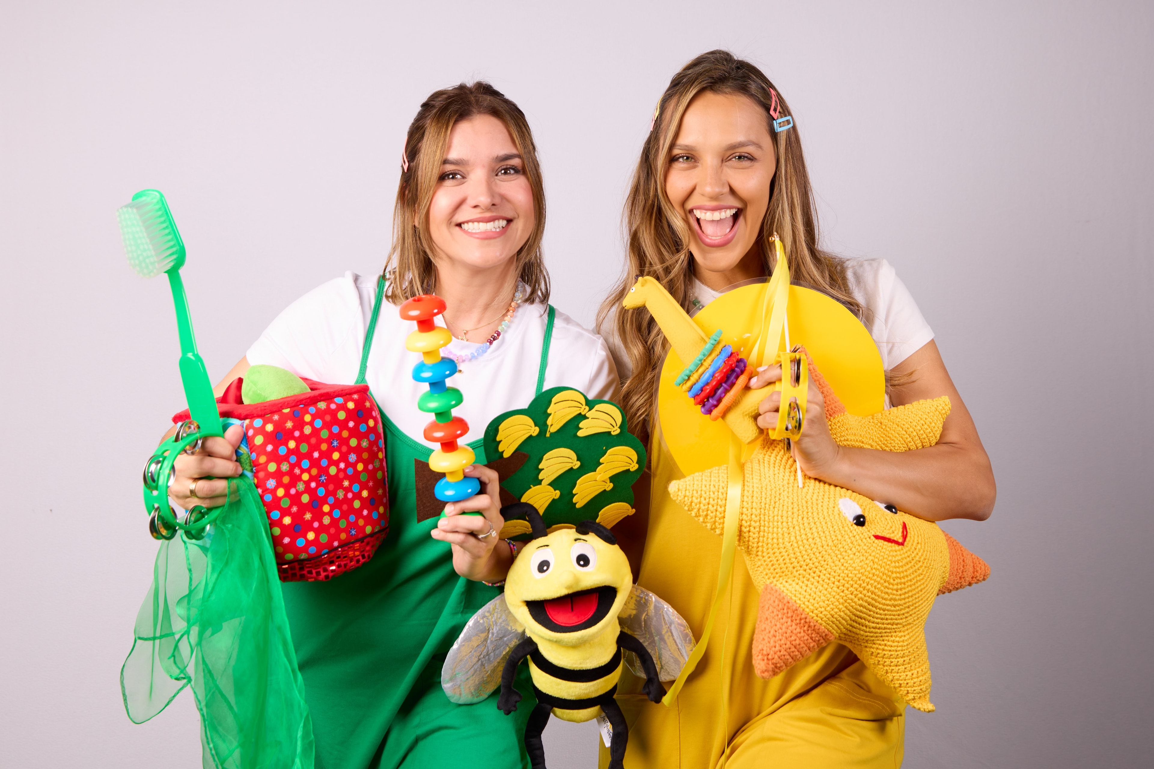 Mari y Lau, fundadoras de My Tribu, con materiales de juego